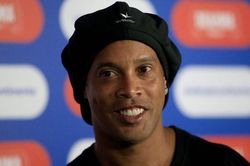 Bạn bè tổ chức sinh nhật cho Ronaldinho trong tù