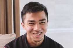 Chanathip ngã khi tham gia thử thách tâng cuộn giấy vệ sinh