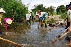 Chung sức khơi thông dòng chảy cứu lúa