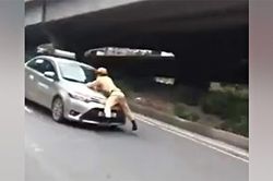 Clip: Xe taxi hất chiến sĩ CSGT lên nắp capo