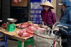 Không chịu giảm giá thịt lợn, mặc dân kêu ca nhà buôn ăn lãi đậm