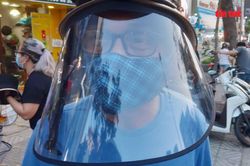 Mũ che mặt 'chống dịch COVID-19' tại TP Hồ Chí Minh đắt hàng, nhưng không chắc ngăn được virus