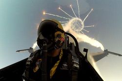 Tiêm kích F-16 của không quân Pakistan lao xuống đất vỡ vụn