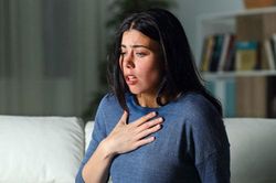 Bố chồng lén cho 100 triệu phòng thân, em đang lúi húi mở két thì chồng ập vào, sự tình sau đó khiến cả nhà em muối mặt đến xin lỗi