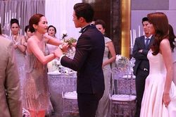 Đứng chụp ảnh mà chồng và phù dâu còn tranh thủ nắm tay nhau, vợ 'ra chiêu' khiến cả hai bẽ bàng