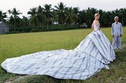 Loạt ảnh thời trang Kate Moss chụp tại Việt Nam được dân mạng đào mộ gây thu hút