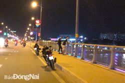 Tái diễn việc đậu xe trên cầu để hóng mát