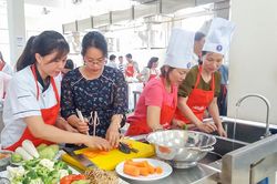 Yêu thương và chia sẻ để hạnh phúc tròn đầy