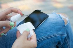 Làm sao để hạn chế lây nhiễm virus corona qua điện thoại di động?