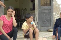 Cuộc sống khốn khổ của bà cụ 82 tuổi gồng mình nuôi 2 con thần kinh và đứa cháu tật nguyền