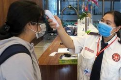 Đo thân nhiệt nơi đông người: Làm sao để không tăng nguy cơ lây nhiễm COVID-19?