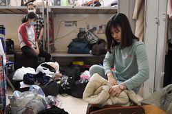 Sinh viên dọn đồ lúc nửa đêm, nhường ký túc xá làm khu cách ly