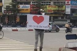 Chàng Tây cầm biển 'Tất cả sẽ ổn thôi' giữa đường phố Hà Nội