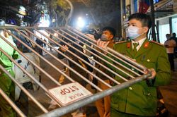 Khoảnh khắc dỡ chốt cách ly ở phố Trúc Bạch