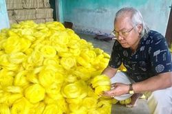 Lão nông thoát nghèo nhờ làm bún khô