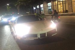 'Rượt đuổi' siêu xe Ferrari 488 Spider hàng hiếm ở Sài Gòn
