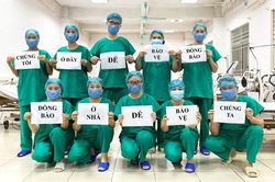 Bác sĩ khắp thế giới lan tỏa thông điệp 'xin bạn ở nhà vì chúng tôi'