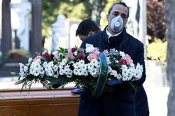 Italy và nỗi đau người chết không kịp an táng vì dịch COVID-19
