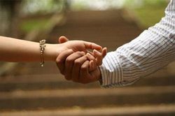 Vừa thấy vợ run lẩy bẩy ra khỏi khách sạn, chồng lặng lẽ rơi nước mắt