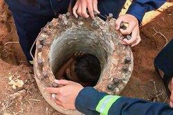 Bé trai 8 tuổi được giải cứu sau 5 tiếng bị mắc kẹt trong trụ điện