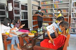 Tặng giá sách và sách cho thư viện Làng trẻ em SOS Nha Trang