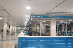 Sân bay Tân Sơn Nhất vắng ngắt sau khi dừng cấp thị thực cho người nước ngoài