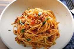 Làm mì spaghetti với nước sốt thịt bò mềm, tan trong miệng