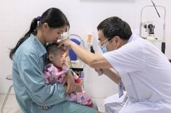 Tìm lại ánh sáng cho bệnh nhi 15 tháng tuổi bị khiếm thị bẩm sinh