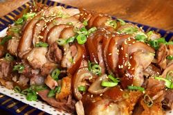 Chân giò hầm được người Hàn Quốc chế biến thế nào