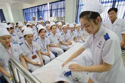 Sinh viên y khoa 'ra trận'