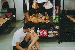 Tiệm tạp hóa 'Cô Vy' trong khu cách ly, nhìn thôi đã thấy yêu