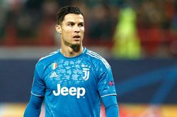 Ronaldo cũng bị giảm lương vì Covid-19