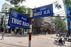 Người dân khu phố Trúc Bạch trong ngày đầu hết cách ly