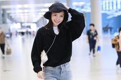 Quần ống rộng không còn mốt, hãy thử 'quần ống xẻ', các quý cô sành điệu đã bắt đầu mặc