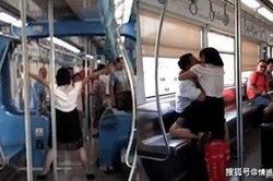 Cô gái bị bắt khi bất ngờ ôm hôn người đàn ông lạ trên tàu điện ngầm