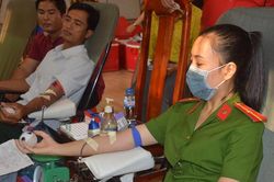 Công an huyện Cù Lao Dung hiến máu nhân đạo