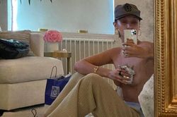 Bella Hadid nghiện đăng ảnh khoe vòng một