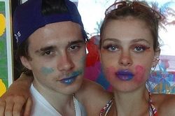 Brooklyn Beckham và bạn gái dính nhau như sam