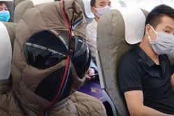 Xuân Bắc bịt kín như 'Người Nhện' khi đi máy bay