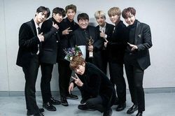 Fan chết cười mỗi khi BTS 'đá xoáy' ông chủ BigHit Entertainment