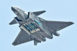J-20 cùng tên lửa PL-15 sẽ 'nghiền nát' F-22, F35 Mỹ: Phải chăng Trung Quốc đang 'tự sướng'?