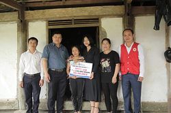 Trao nóng hơn 104 triệu cho người bảo vệ nghèo bị xe tông nguy kịch