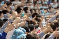 Vũ Hán bắn pháo hoa ăn mừng chấm dứt phong tỏa vì COVID-19