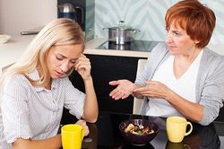 Về quê dưỡng sinh, cô dâu phố mệt mỏi vì không cùng quan điểm với mẹ chồng