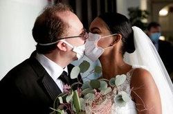 Nụ hôn qua lớp khẩu trang của cặp đôi Italy trong lễ cưới không khách mời giữa mùa dịch COVID-19
