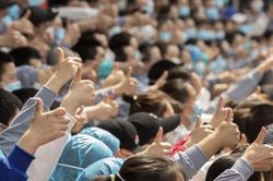 Vũ Hán bắn pháo hoa ăn mừng chấm dứt phong tỏa vì Covid-19