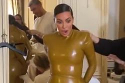 Kim Kardashian đau đớn vì mặc đồ bó sát
