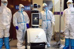 Robot phục vụ bệnh nhân A-Z tại bệnh viện dã chiến ở Vũ Hán