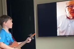 Hai ông cháu video call đàn hát cùng nhau trong thời gian cách ly