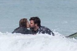 Liam Hemsworth hôn bạn gái giữa biển